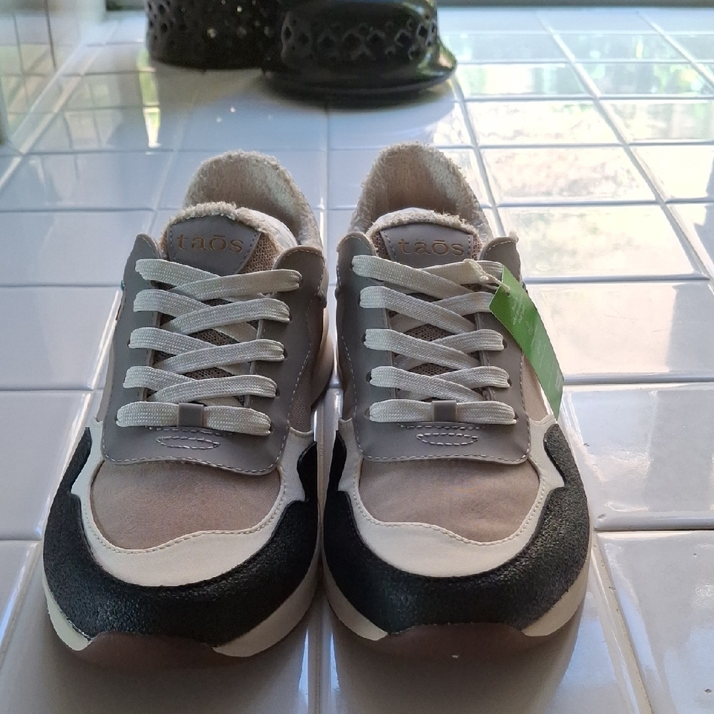 Taos Footwear Women's Cream Gray Black Lace-Up Sneakers
